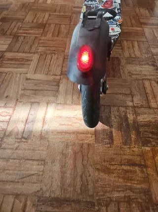 Patinete eléctrico decorado con pegatinas.