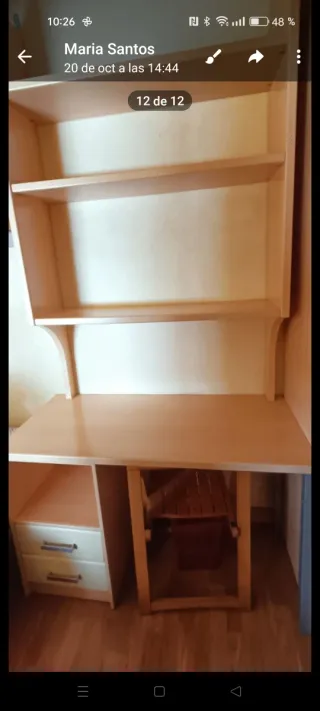 Estantería y mesa de estudio de madera