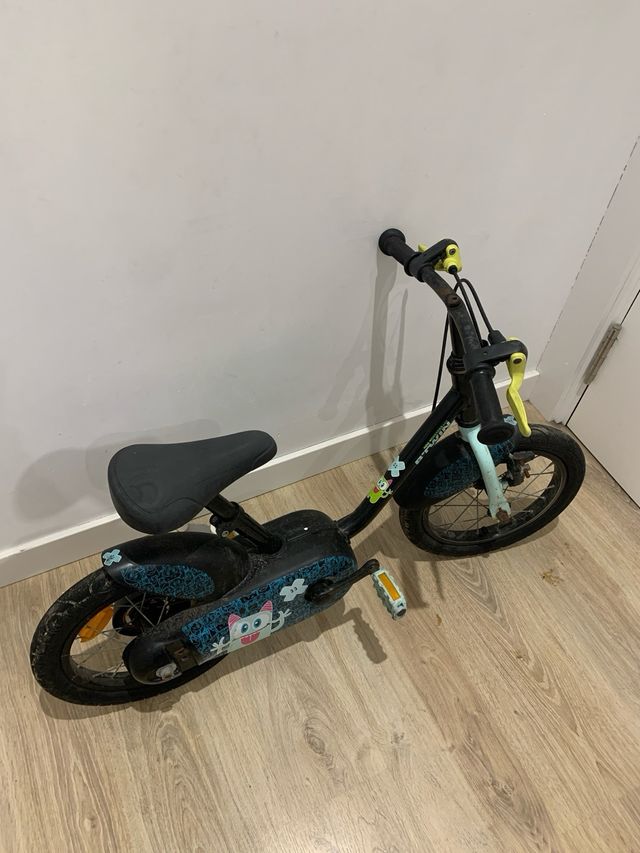 Bicicleta infantil B-Twin con diseño de monstruo