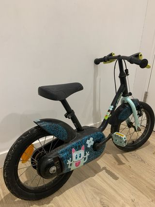 Bicicleta infantil B-Twin con diseño de monstruo