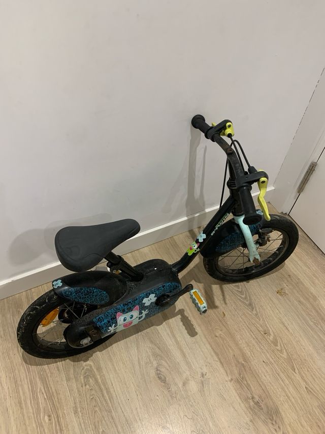 Bicicleta infantil B-Twin con diseño de monstruo