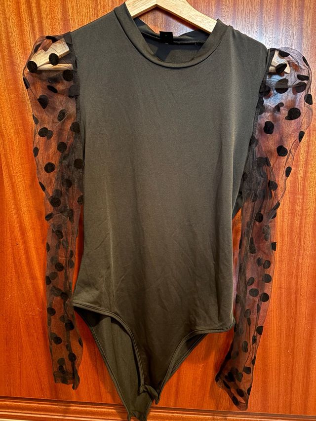 Body con mangas de tul y lunares