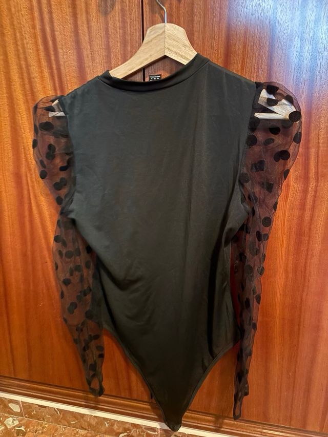 Body con mangas de tul y lunares