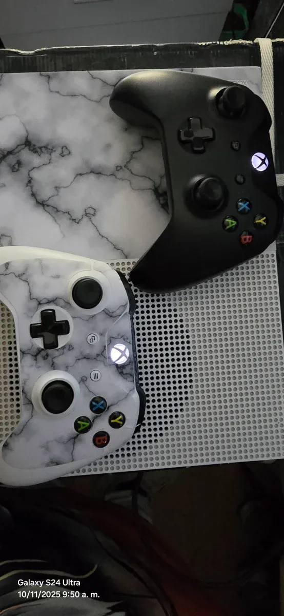 Xbox One con 2 mandos y juegos