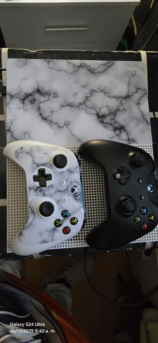 Xbox One con 2 mandos y juegos