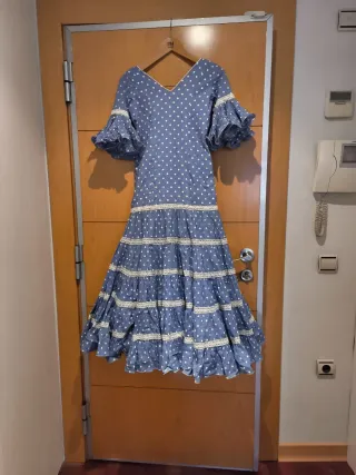 Traje de flamenca azul con lunares blancos