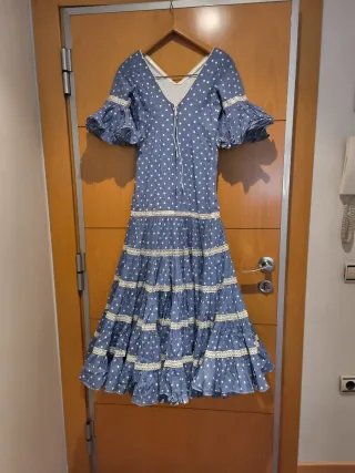 Traje de flamenca azul con lunares blancos