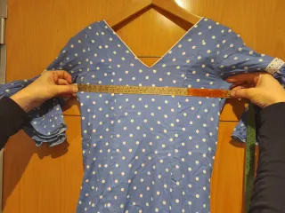 Traje de flamenca azul con lunares blancos