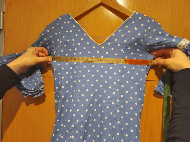 Traje de flamenca azul con lunares blancos