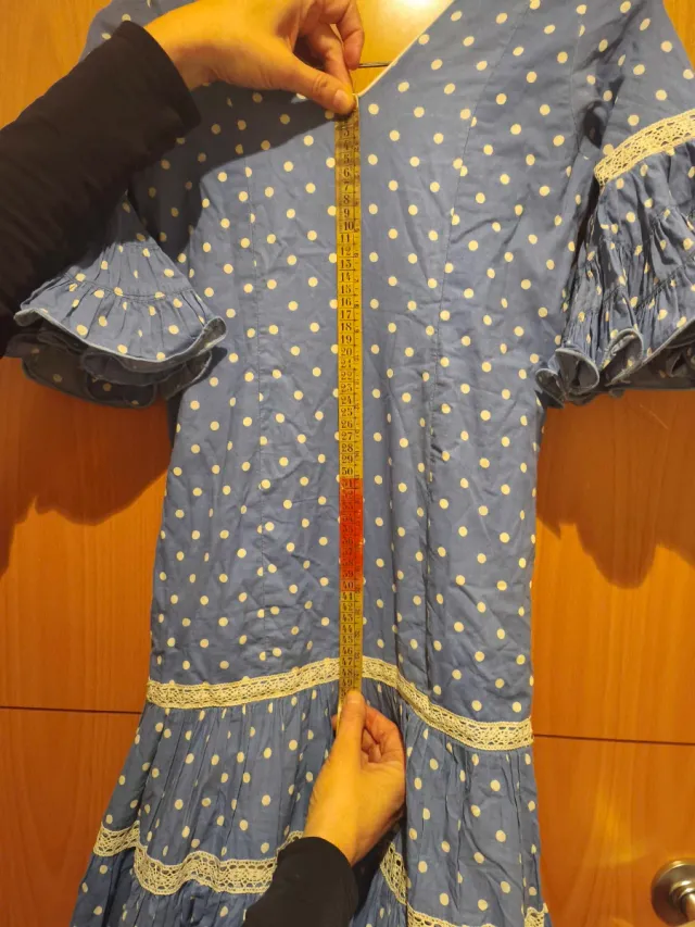 Traje de flamenca azul con lunares blancos