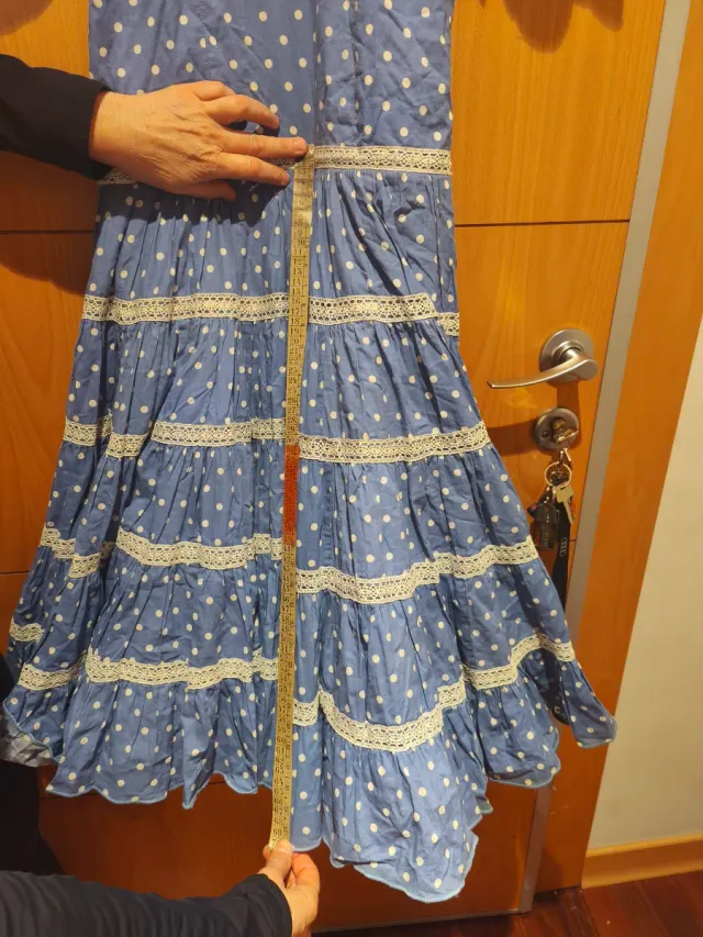 Traje de flamenca azul con lunares blancos