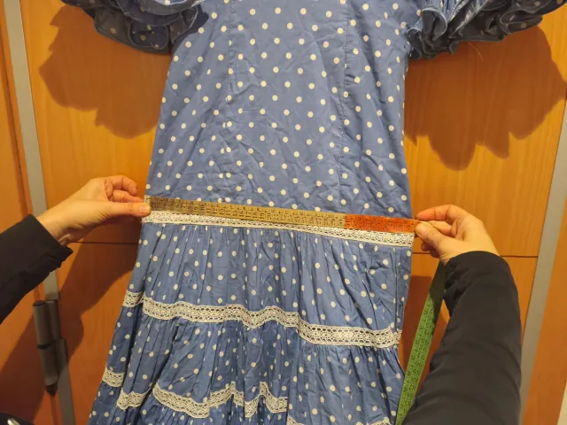 Traje de flamenca azul con lunares blancos