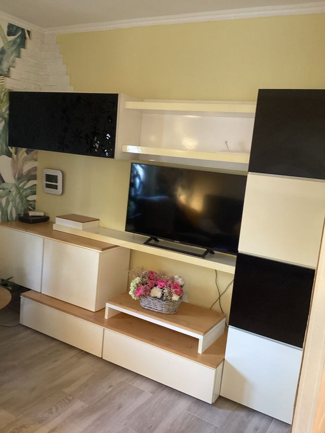 Mueble de salón blanco y negro