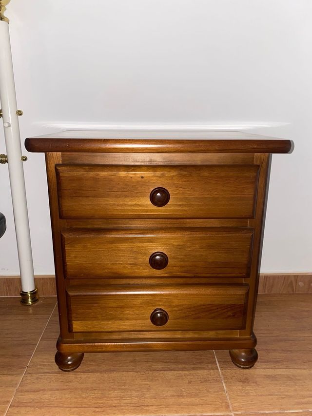 Mesita de noche de madera