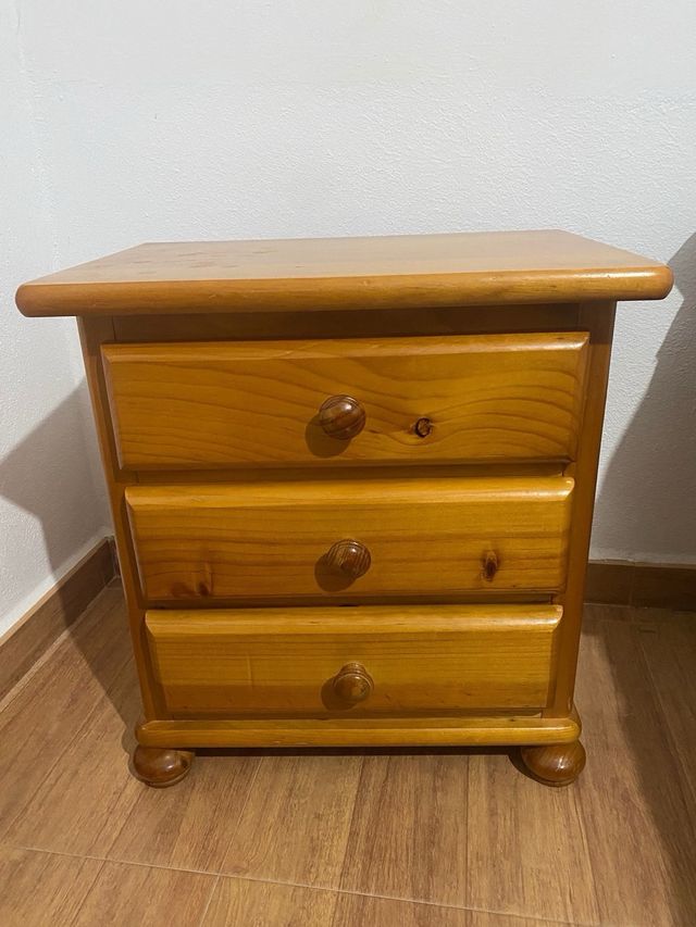 Mesita de noche de madera