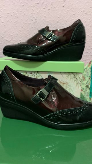Zapatos de señora negros y burdeos.