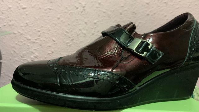 Zapatos de señora negros y burdeos.