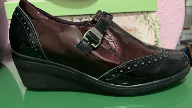 Zapatos de señora negros y burdeos.