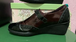 Zapatos de señora negros y burdeos.