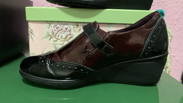 Zapatos de señora negros y burdeos.