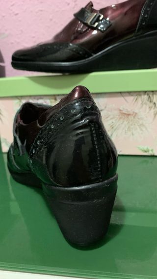 Zapatos de señora negros y burdeos.