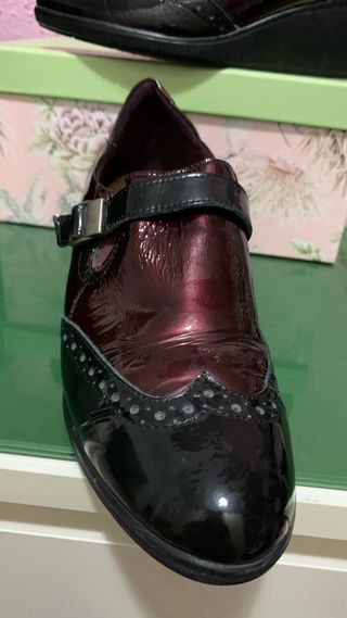 Zapatos de señora negros y burdeos.