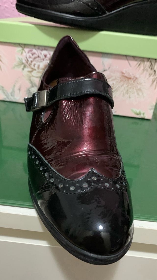 Zapatos de señora negros y burdeos.