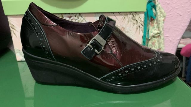 Zapatos de señora negros y burdeos.