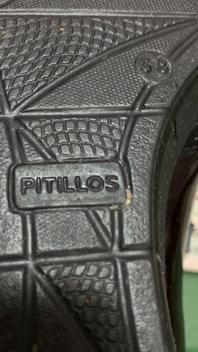 Zapatos de señora negros y burdeos.