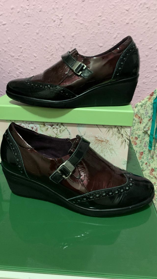 Zapatos de señora negros y burdeos.