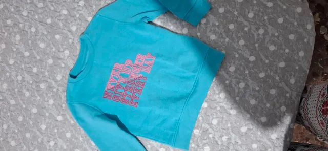 Sudadera niña azul con mensaje , marca boomerang.