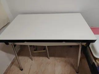 Mesa de cocina plegable blanca y plateada