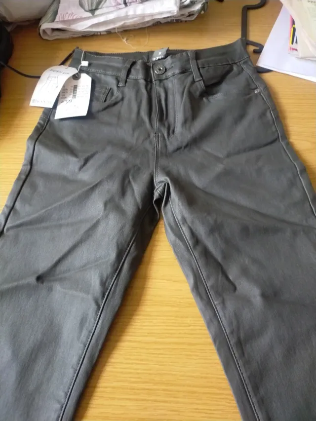 Pantalón polipiel mujer gris