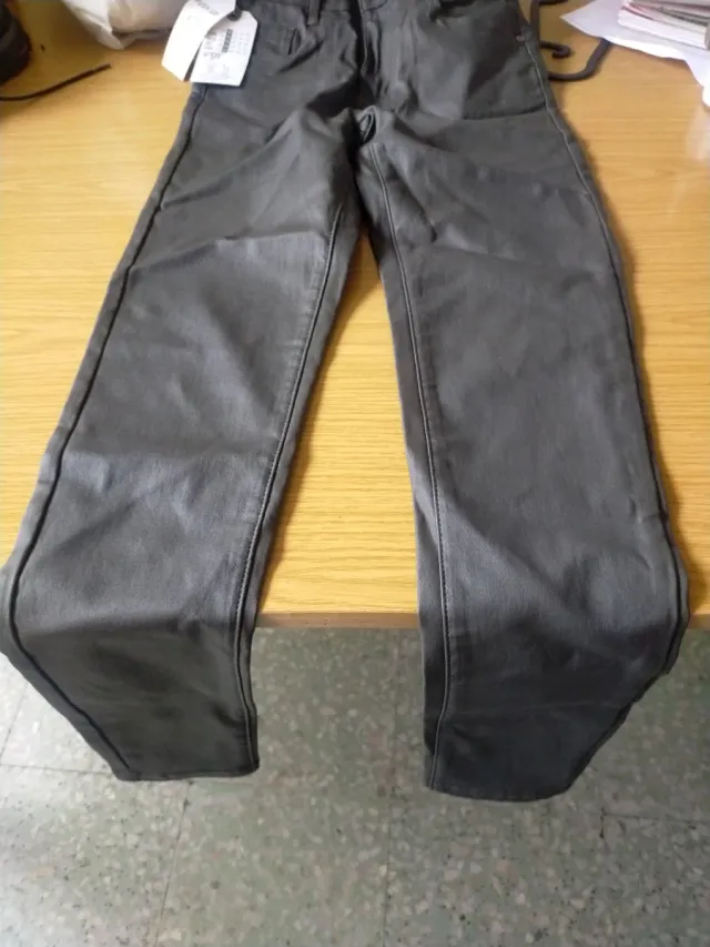 Pantalón polipiel mujer gris