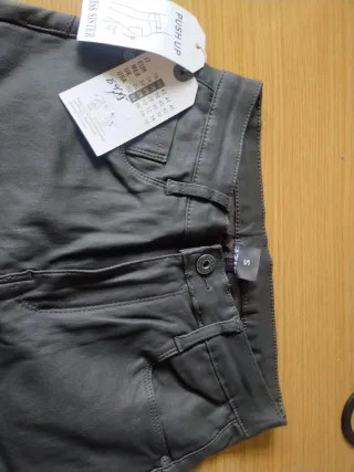 Pantalón polipiel mujer gris