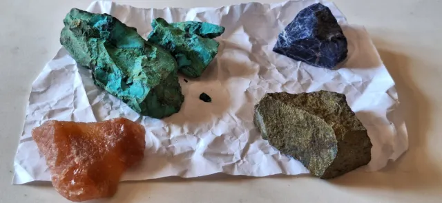 Lote 4 minerales: turquesa, sodalita, pirita