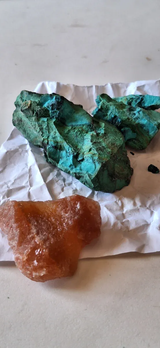 Lote 4 minerales: turquesa, sodalita, pirita