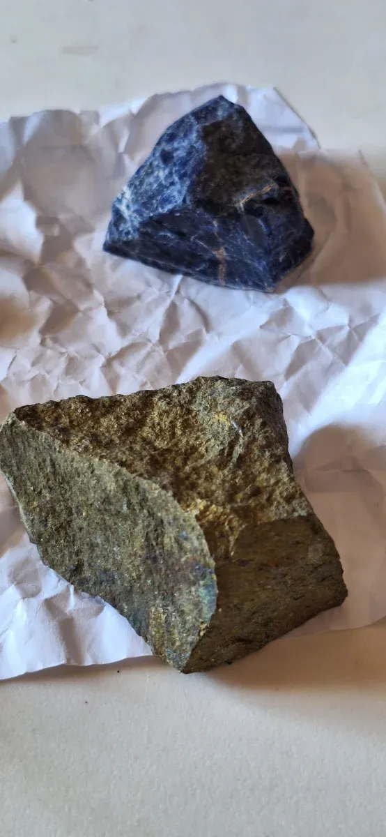 Lote 4 minerales: turquesa, sodalita, pirita