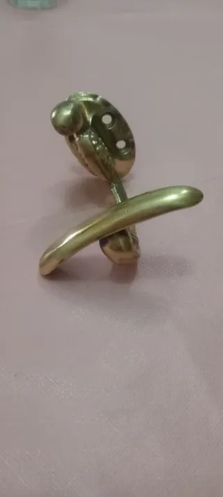 Percha antigua de bronce