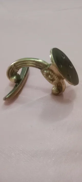 Percha antigua de bronce