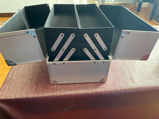 Maletín maquillaje/manicura plateado