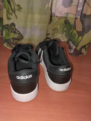 Zapatillas Adidas Talla 39.5 Negras y Blancas