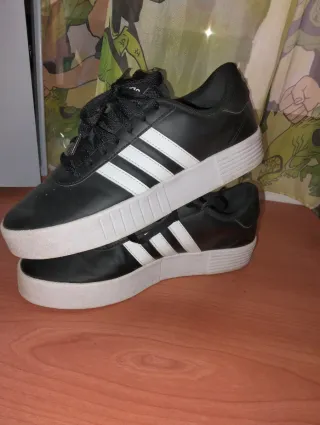 Zapatillas Adidas Talla 39.5 Negras y Blancas