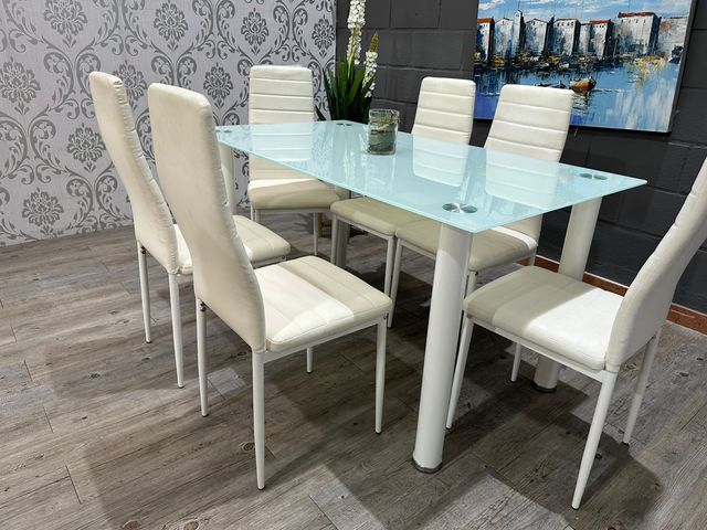 Mesa de cristal con 6 sillas blancas