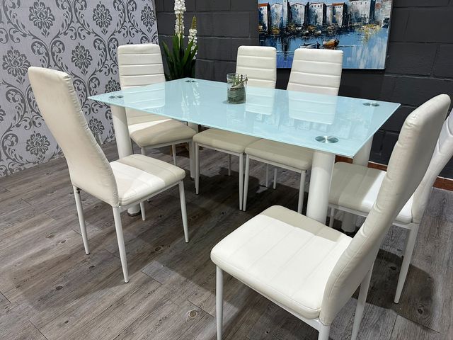 Mesa de cristal con 6 sillas blancas