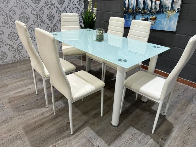 Mesa de cristal con 6 sillas blancas
