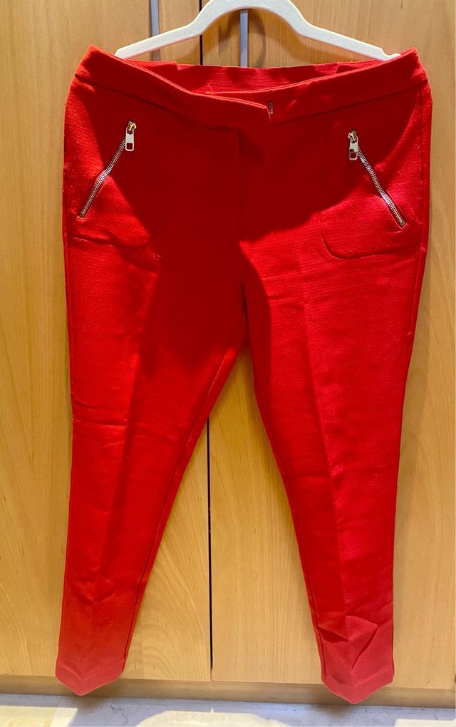 Pantalón rojo con cremalleras