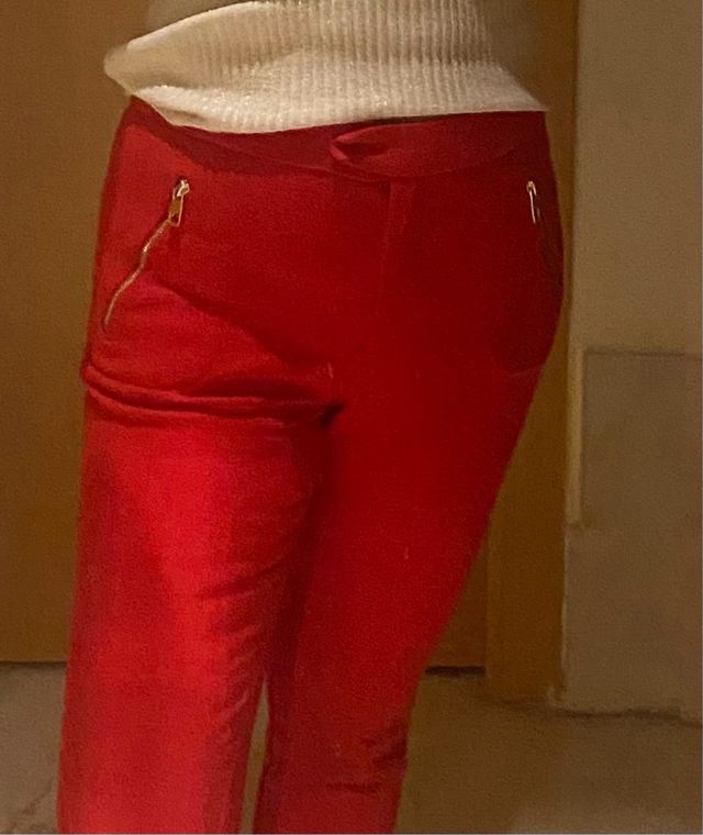 Pantalón rojo con cremalleras