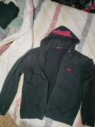 Sudadera Levi's con cremallera y capucha