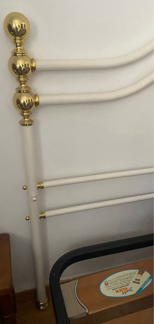 Cabecero de cama metal dorado y blanco